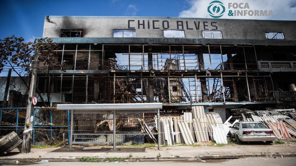 Parte da história de Fortaleza morre com o incêndio de grandes proporções na Sucata Chico Alves
